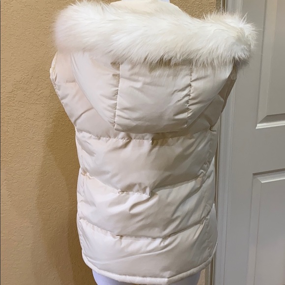 Gap puffer down filled hooded vest. - Picture 3 of 4